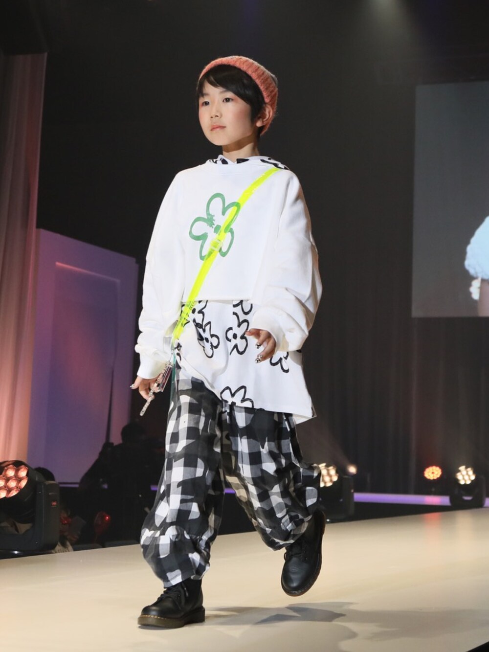 ホワイト系のトップス、ホワイト系のトップス、ブラック系のパンツを着用したキッズの秋コーディネートの2枚目の写真