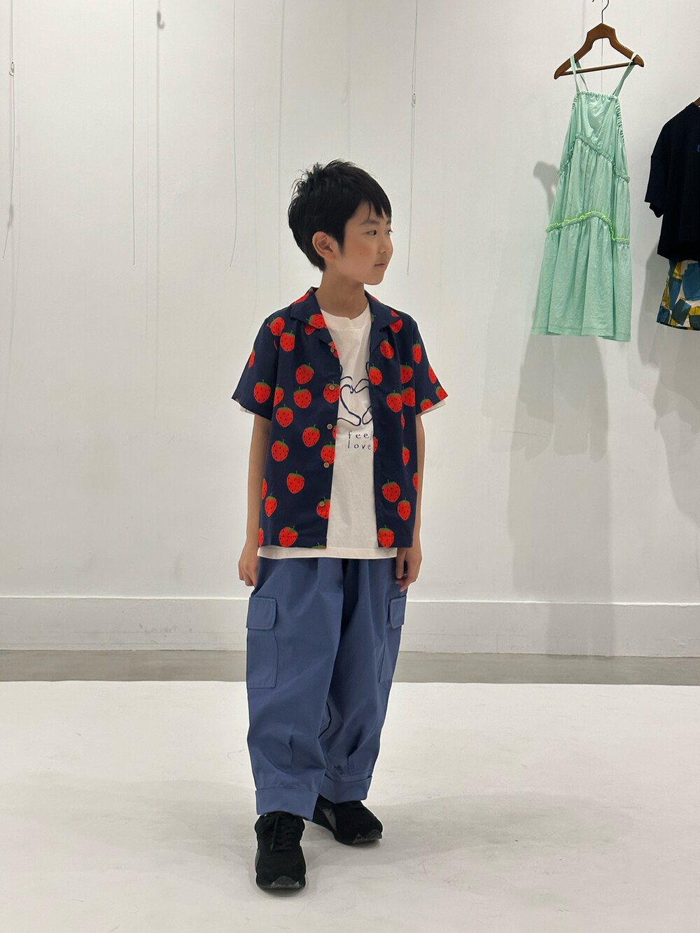 ホワイト系のTシャツ/カットソー、ブルー系のパンツ、ブラック系のシャツ/ブラウスを着用したキッズの夏コーディネートの2枚目の写真