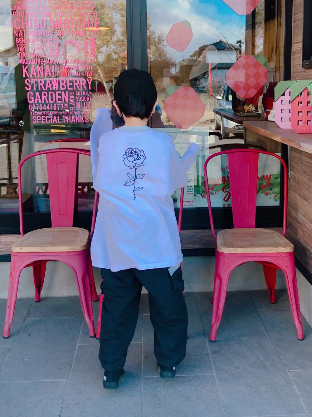 ブラック系のパンツ、ホワイト系のTシャツ/カットソー、ブラック系のキャップを着用したキッズの春コーディネートの2枚目の写真