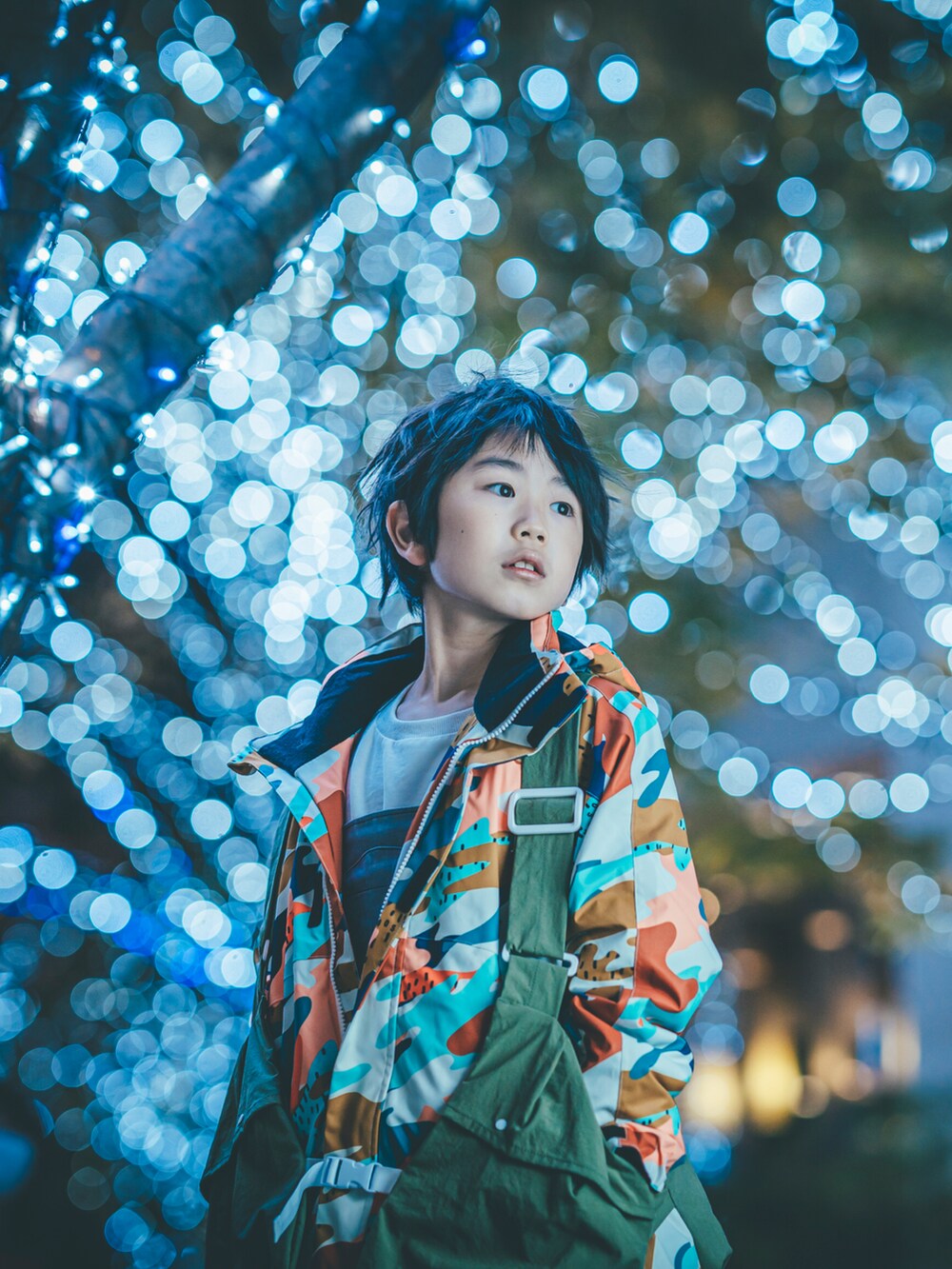 グレー系のオールインワン・サロペット、グリーン系のトップス、その他のジャケット/アウターを着用したキッズの春コーディネートの2枚目の写真