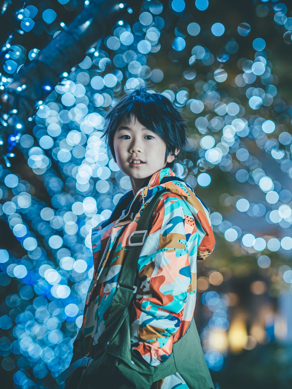 グレー系のオールインワン・サロペット、グリーン系のトップス、その他のジャケット/アウターを着用したキッズの春コーディネートの3枚目の写真