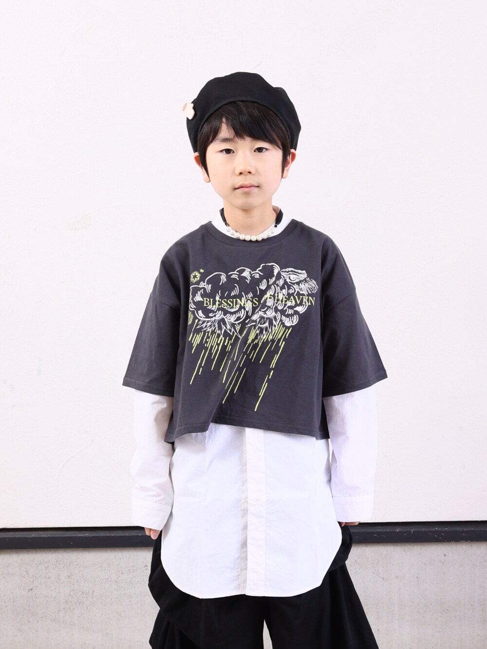 ブラック系のTシャツ/カットソー、ブラック系のブーツ、ブラック系の帽子を着用したキッズの春コーディネートの2枚目の写真