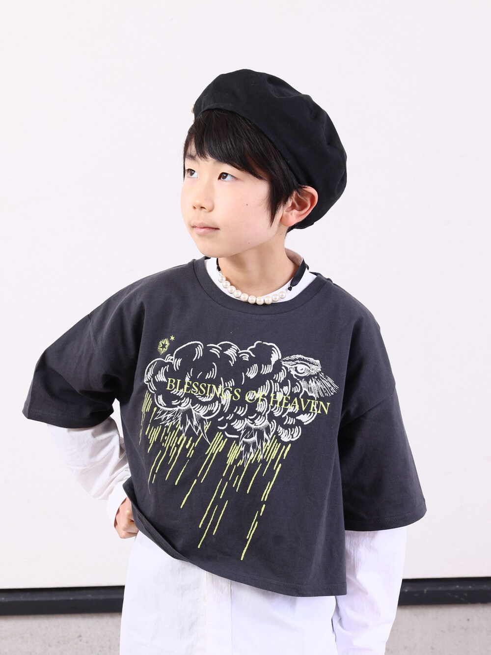 ブラック系のTシャツ/カットソー、ブラック系のブーツ、ブラック系の帽子を着用したキッズの春コーディネートの3枚目の写真