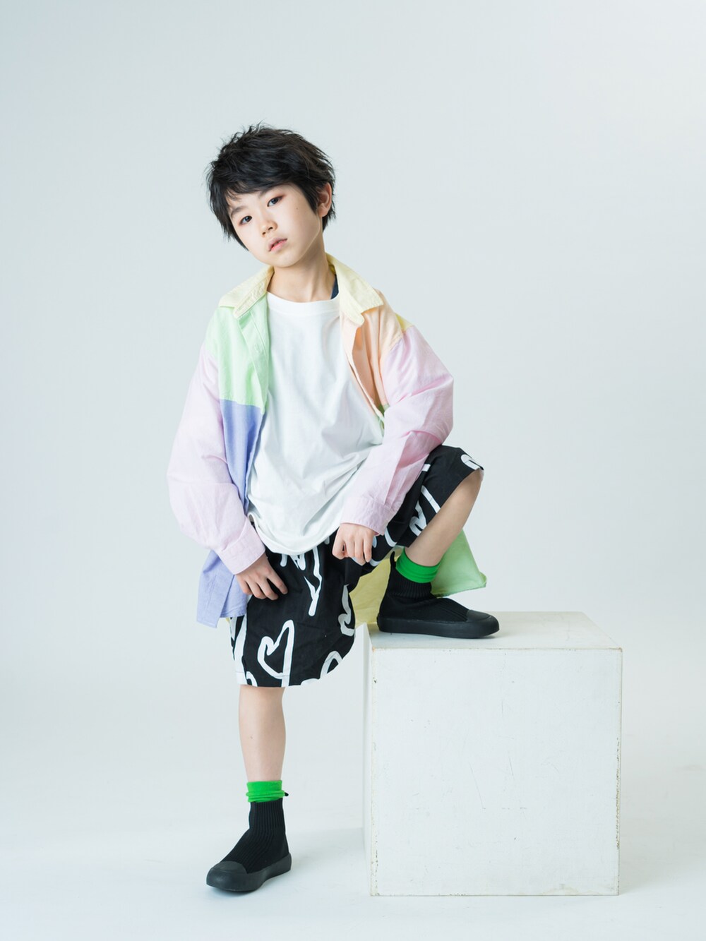 ブラック系のシューズ、ブラック系のパンツ、その他のシャツ/ブラウスを着用したキッズの春コーディネートの3枚目の写真