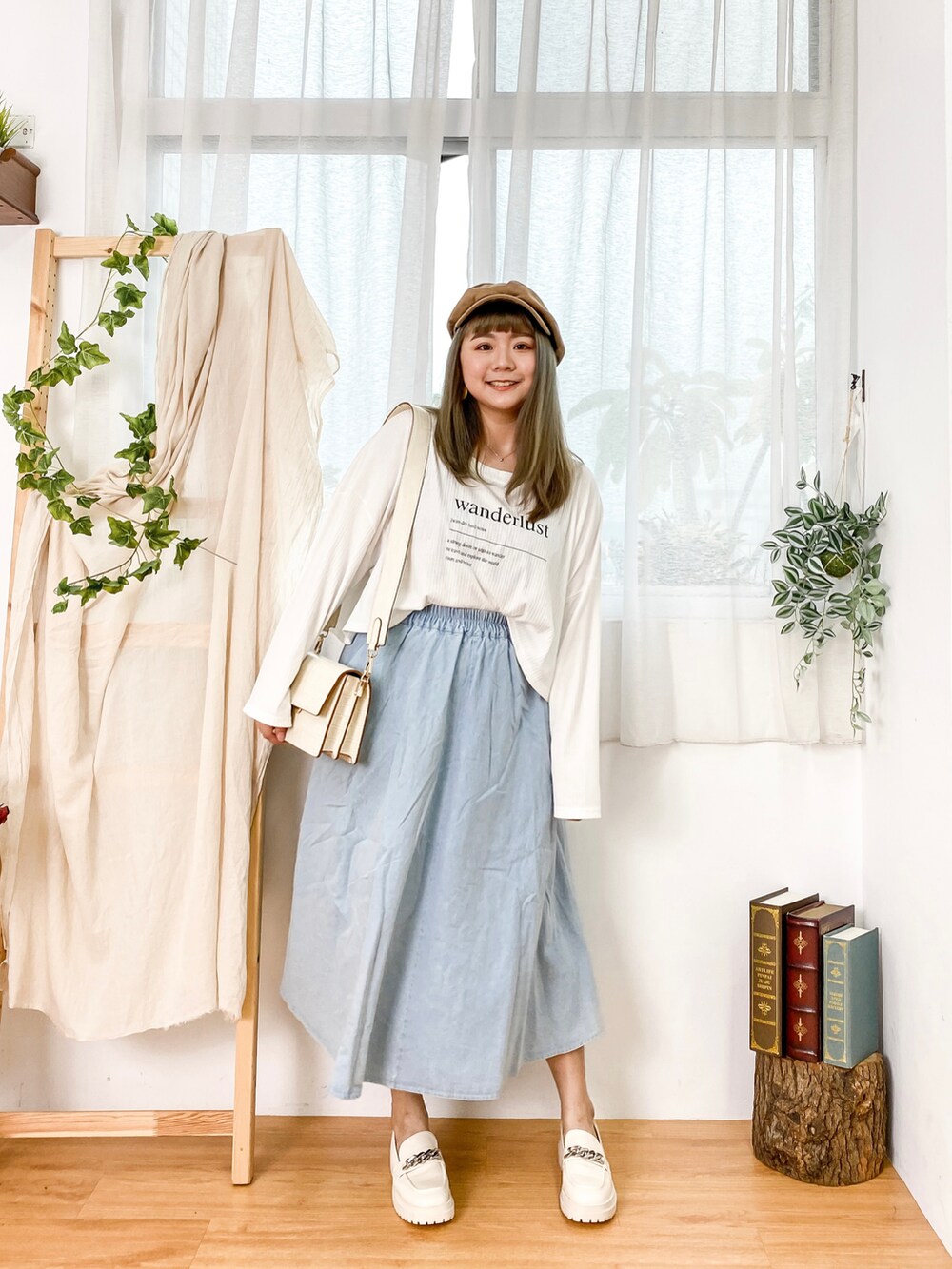 ブルー系のデニムスカート、ベージュ系のシューズ、ホワイト系のトップスを着用したレディースの冬コーディネートの4枚目の写真