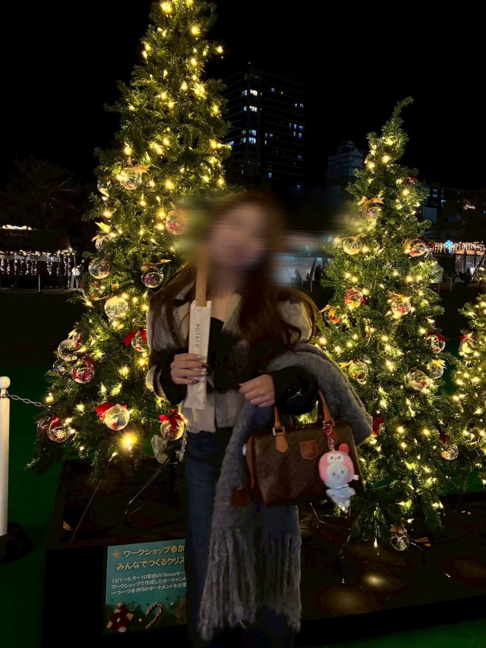 ベージュ系のブーツ、ブルー系のデニムパンツ、その他のダウンジャケット/コートを着用したレディースの冬コーディネートの3枚目の写真