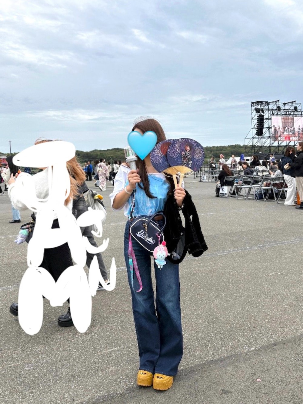 ブラウン系のスニーカー、ブルー系のデニムパンツ、ブラック系のブルゾンを着用したレディースの秋コーディネートの2枚目の写真
