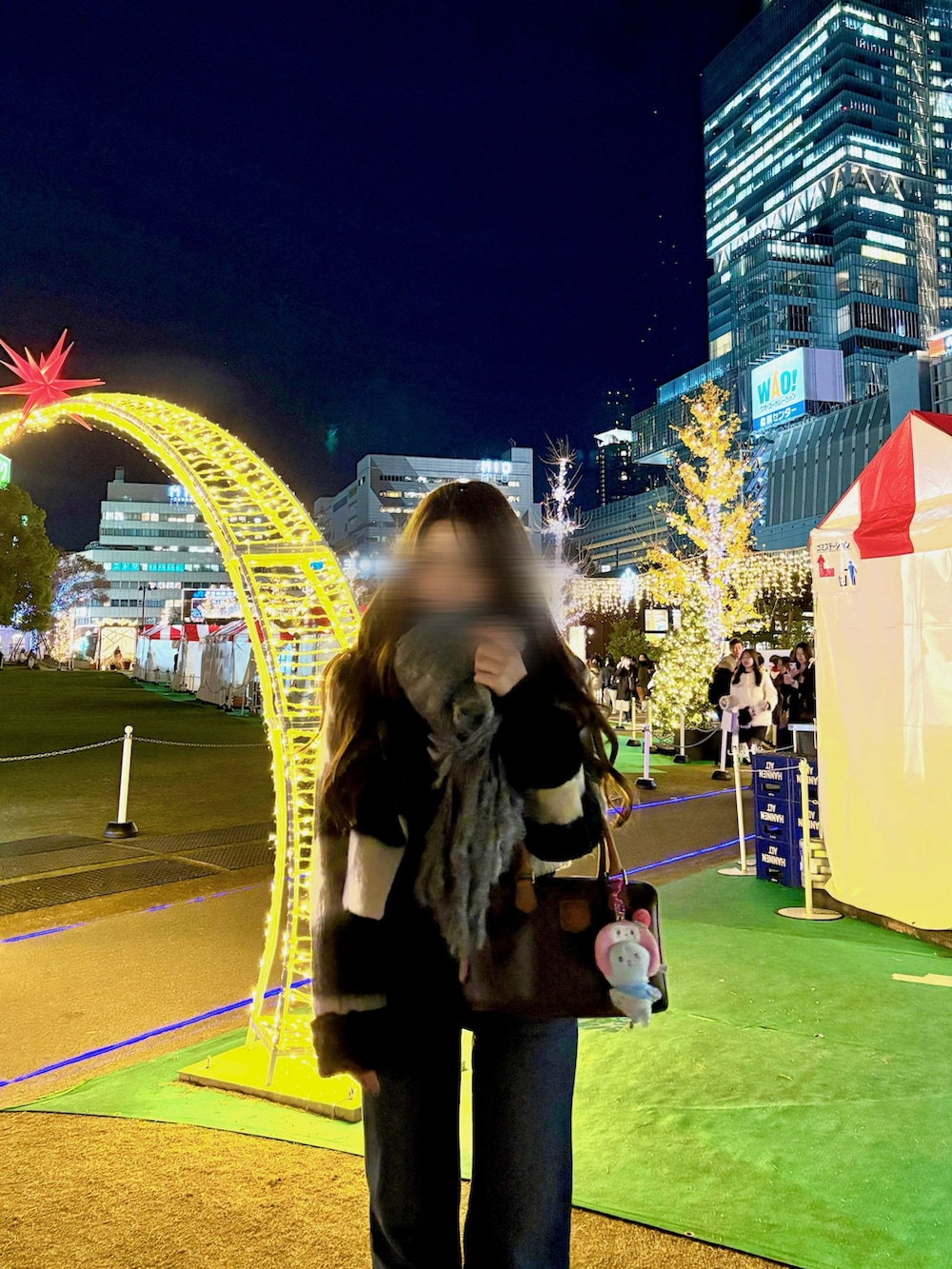 ベージュ系のブーツ、ブルー系のデニムパンツ、その他のダウンジャケット/コートを着用したレディースの冬コーディネートの2枚目の写真