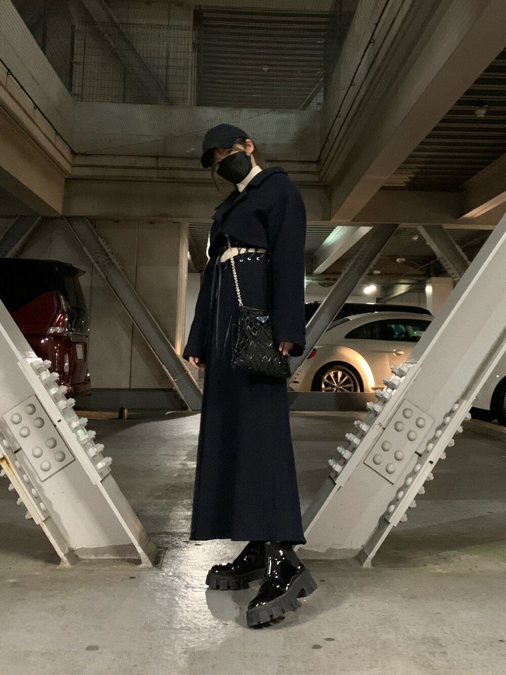 「オトナ女子、休日コーデ、ブラック、ショートブーツ、ワンピース、韓国ファッション、キャップ、ロングコート、エナメル、Melt the lady」｜「melt the ladyのアイテム（ジャケット/アウター、ブルー系）」を使った、Non Miuraさん（レディース・161cm）の冬コーディネートの3枚目の写真