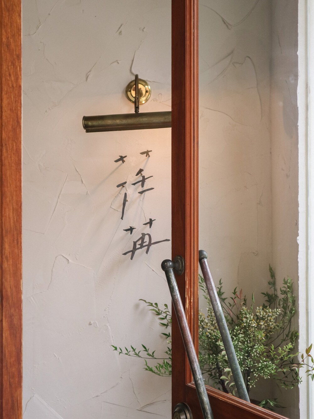 ホワイト系のスニーカー、ブラウン系のショルダーバッグ、ベージュ系のシャツワンピースを着用したレディースの春コーディネートの3枚目の写真