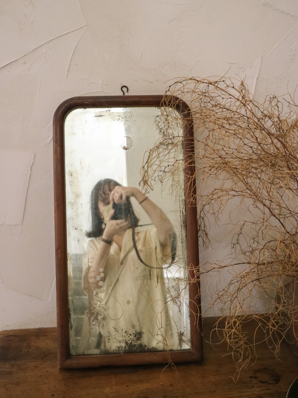 ホワイト系のスニーカー、ブラウン系のショルダーバッグ、ベージュ系のシャツワンピースを着用したレディースの春コーディネートの2枚目の写真