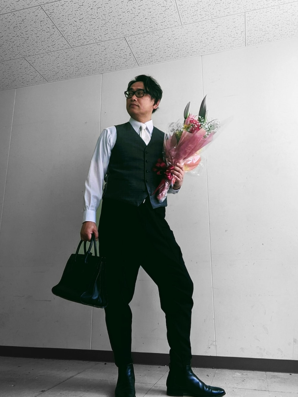 ブラック系のハンドバッグを着用したメンズの春コーディネートの2枚目の写真