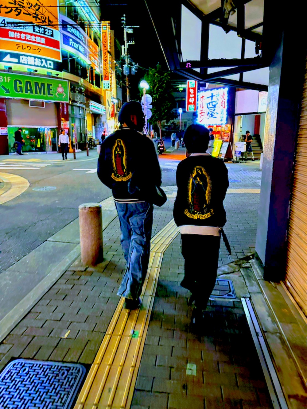 ブラック系のスカジャンを着用したメンズの秋コーディネートの2枚目の写真