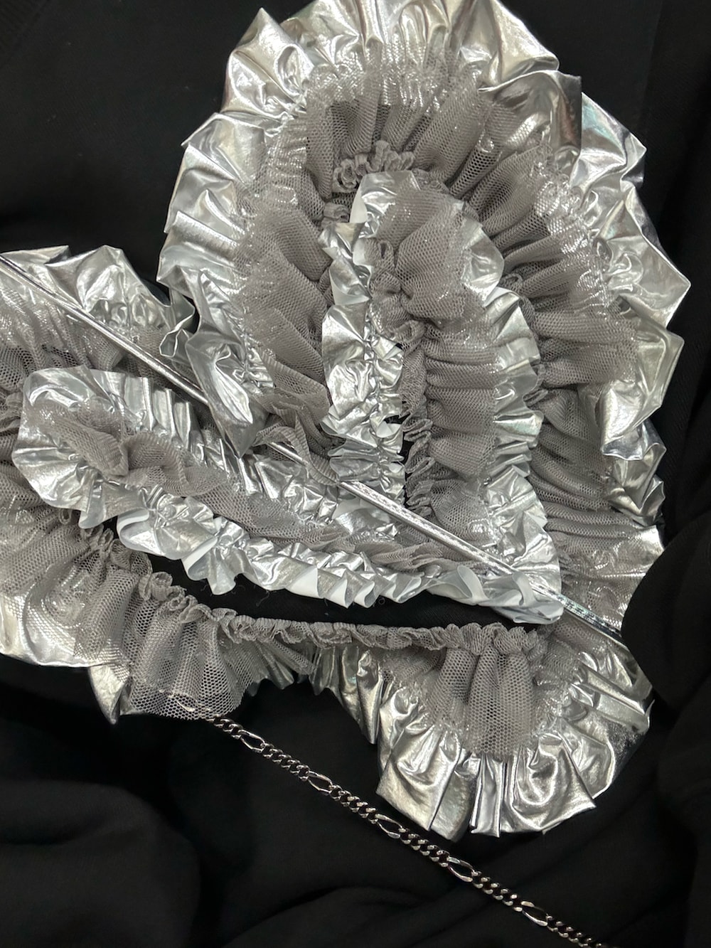 シルバー系のワンピース、ブラック系のスウェット、シルバー系のスニーカーを着用したレディースの秋コーディネートの2枚目の写真