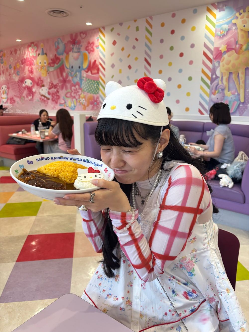 レッド系のスカート、レッド系のバッグ、レッド系のトップスを着用したレディースの夏コーディネートの2枚目の写真