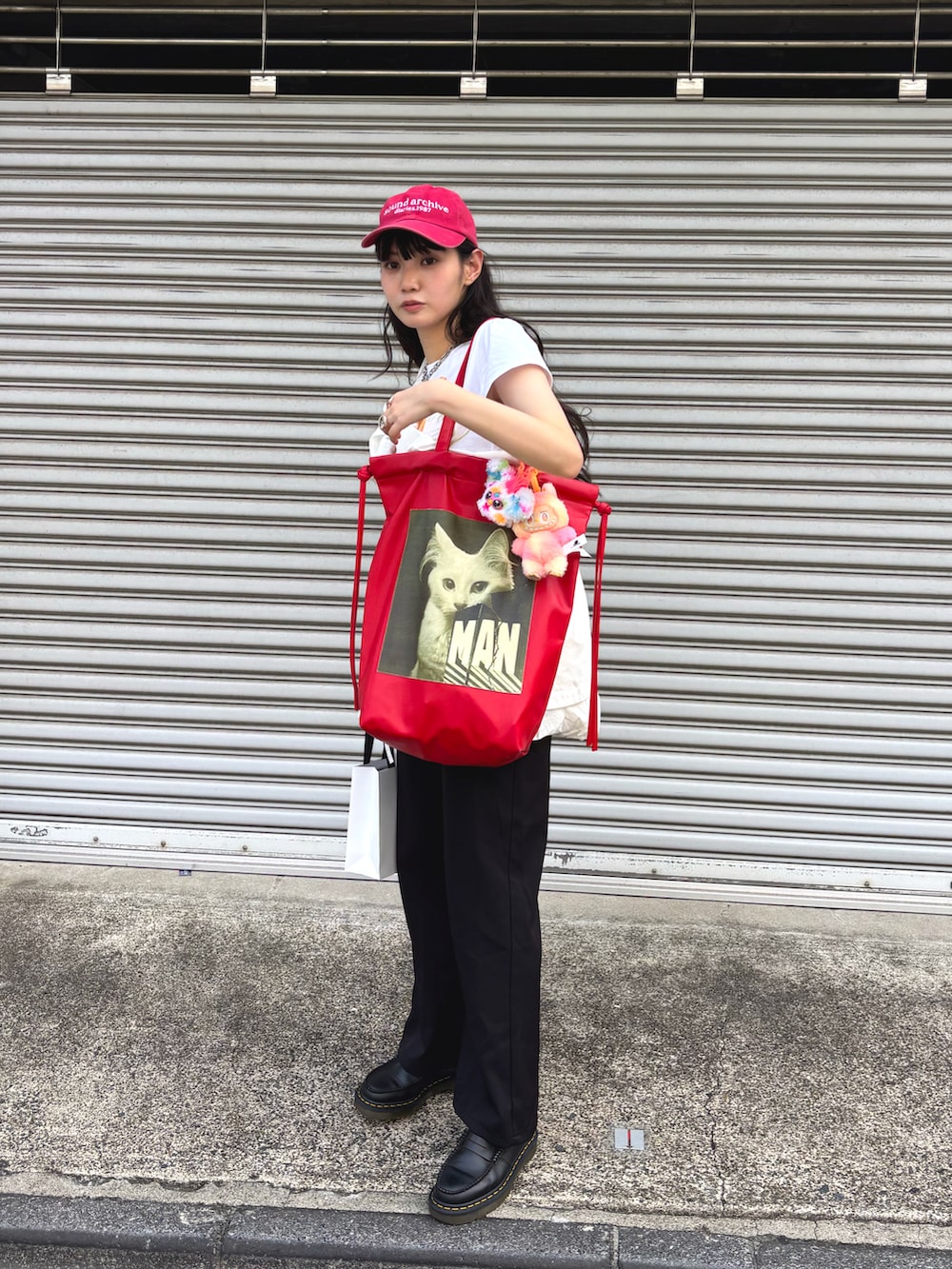 ホワイト系のTシャツ/カットソー、ホワイト系のシャツ/ブラウス、レッド系のバッグを着用したレディースの夏コーディネートの2枚目の写真