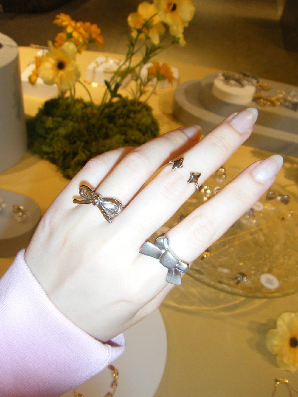 ピンク系のパーカー、レッド系のワンピース/ドレス、ブラック系のローファーを着用したレディースの春コーディネートの2枚目の写真