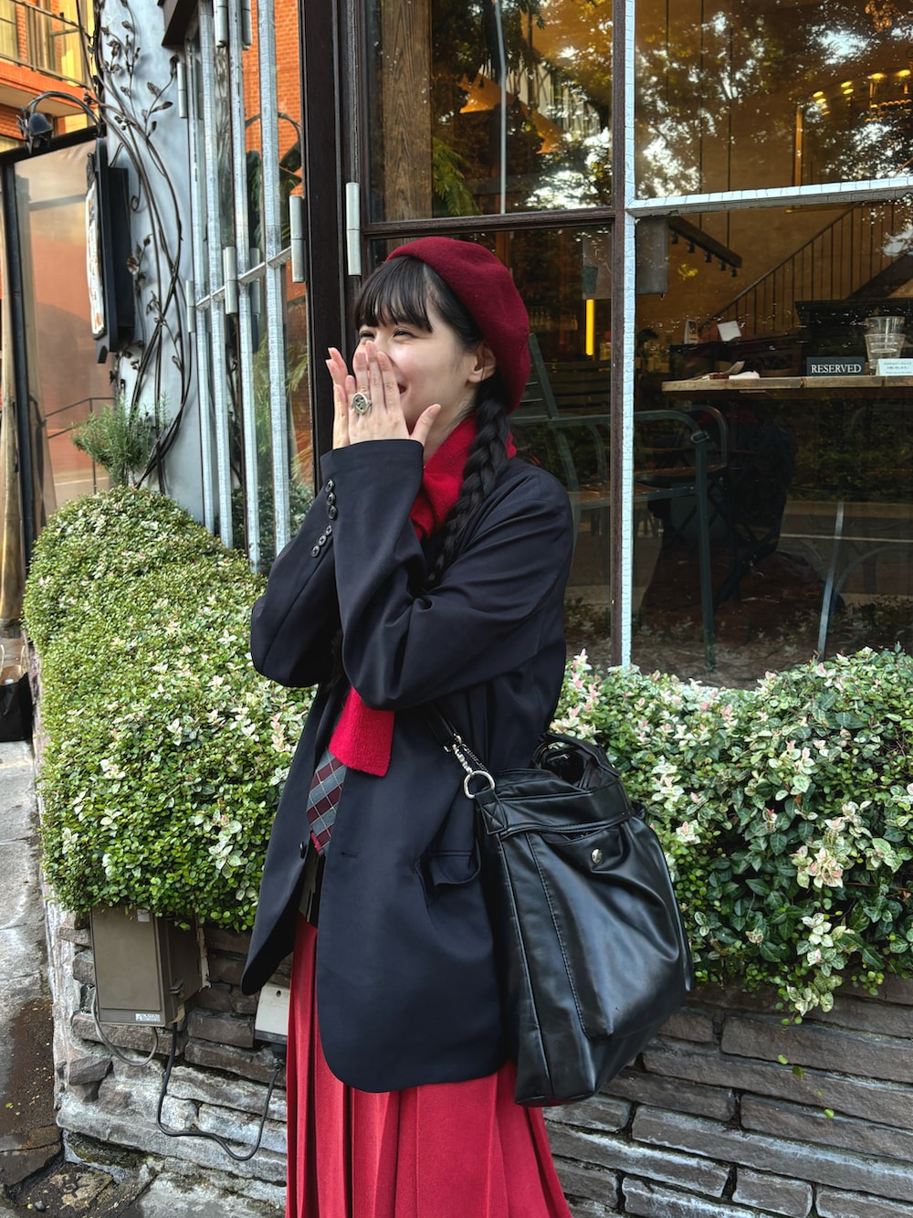 レッド系のワンピース/ドレス、ブラック系のショルダーバッグ、ブラック系のローファーを着用したレディースの秋コーディネートの2枚目の写真