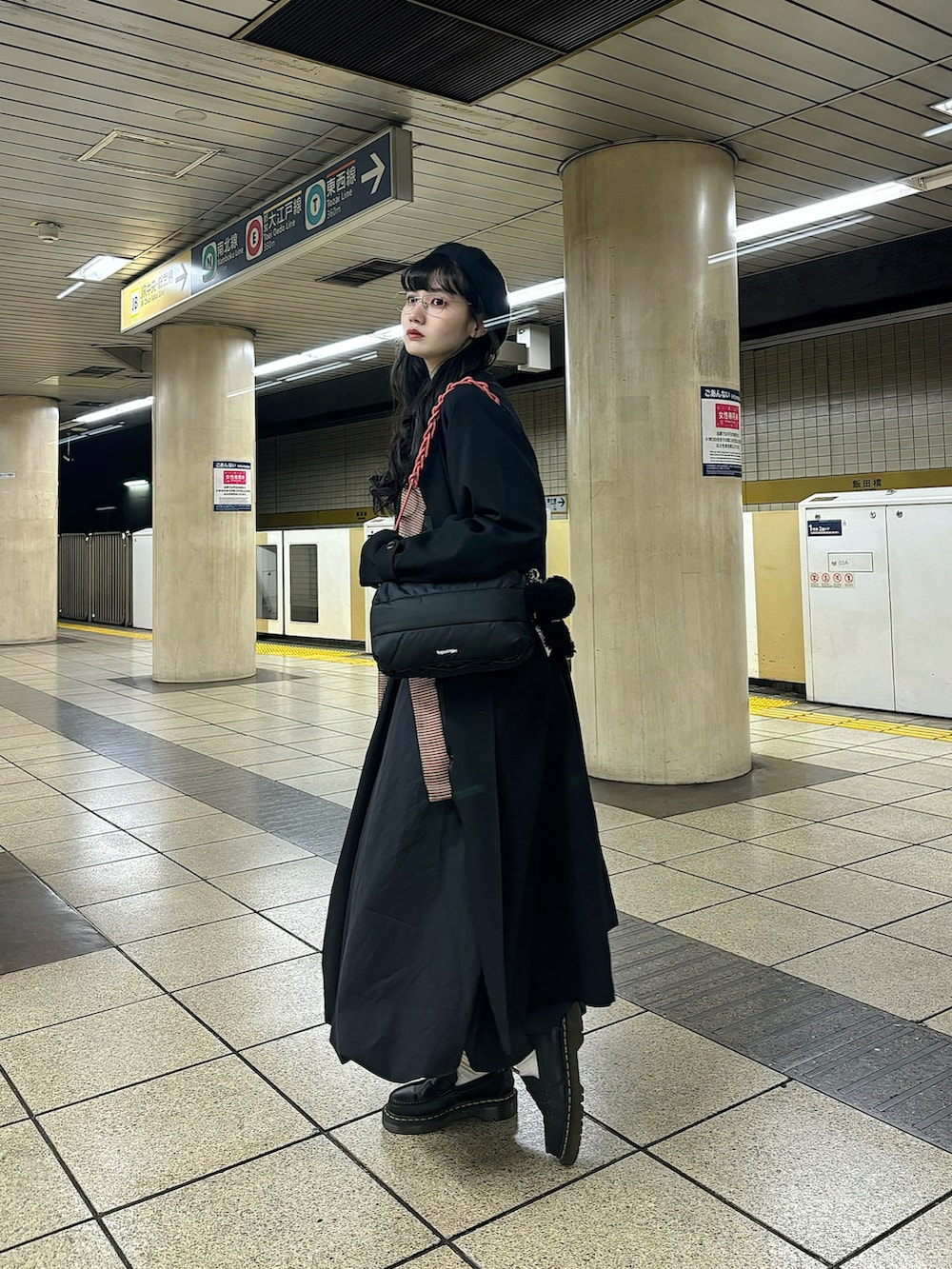 ブラック系のショルダーバッグ、ブラック系のステンカラーコート、レッド系のテーラードジャケットを着用したレディースの冬コーディネートの2枚目の写真