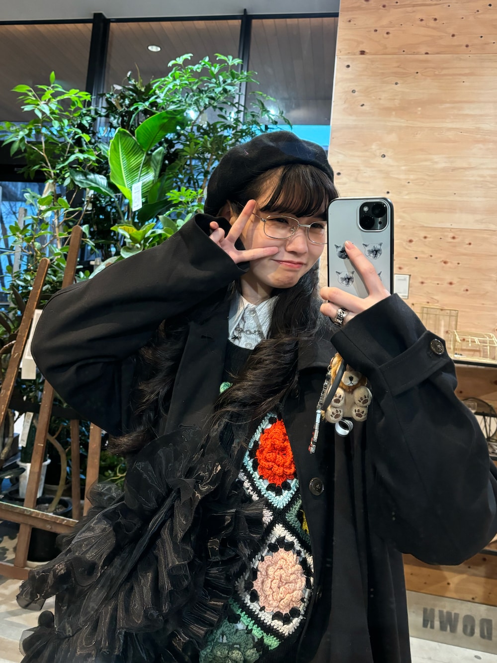 その他のニット/セーター、ブラック系のショルダーバッグ、ブラック系のスニーカーを着用したレディースの冬コーディネートの2枚目の写真