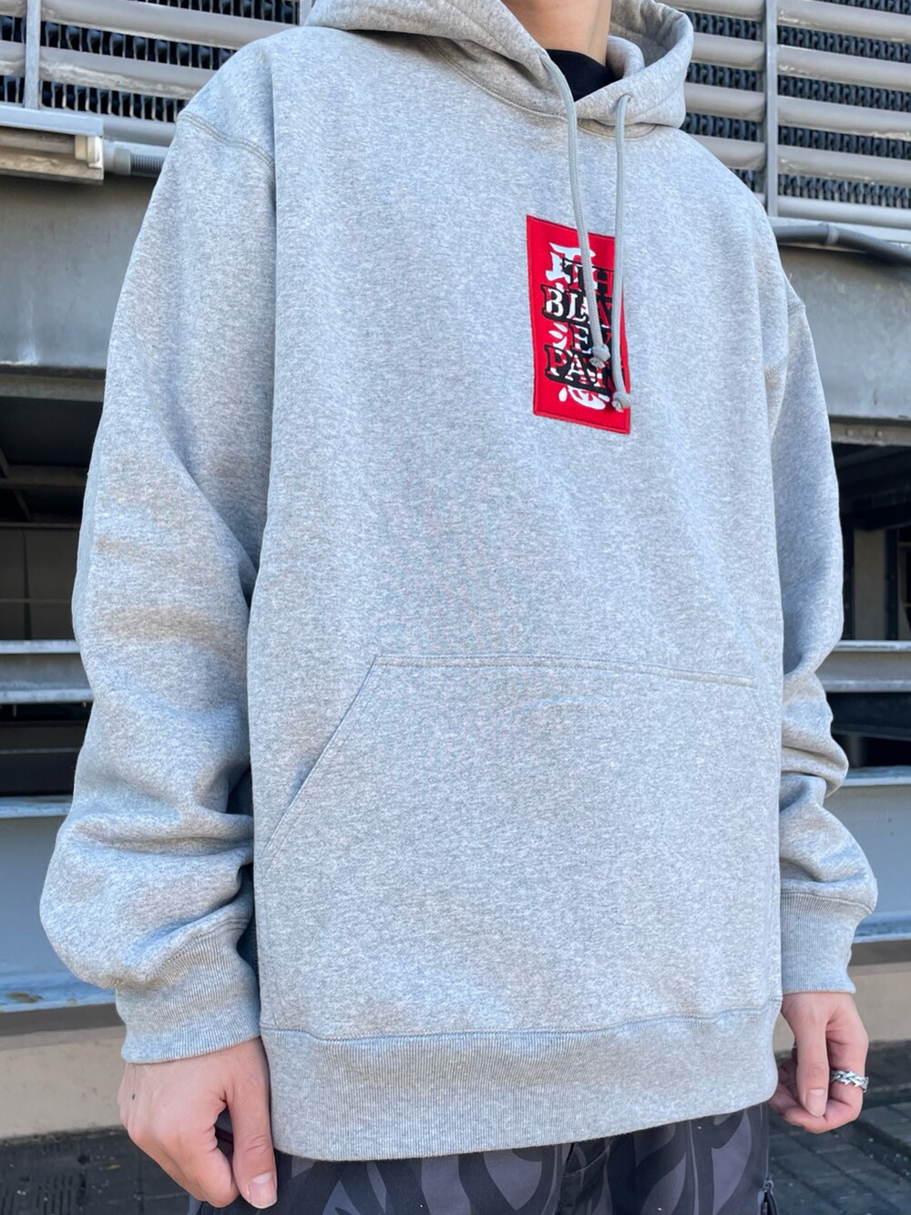 「blackeyepatch、グレーコーデ、韓国ファッション、冬コーデ、Danke schon、トライバル、カーゴパンツ、ビッグシルエット、AF1、黒スニーカー、スケータースタイル、クリスマスに着たい服、冬のコーデ、今日のコーデ、高身長」|「DANKE SCHONのDankeSchon/ダンケシェーン/トライバルカーゴパンツ(カーゴパンツ、グレー系)」を使った、山田 統生さん(メンズ・182cm)の冬コーディネートの2枚目の写真