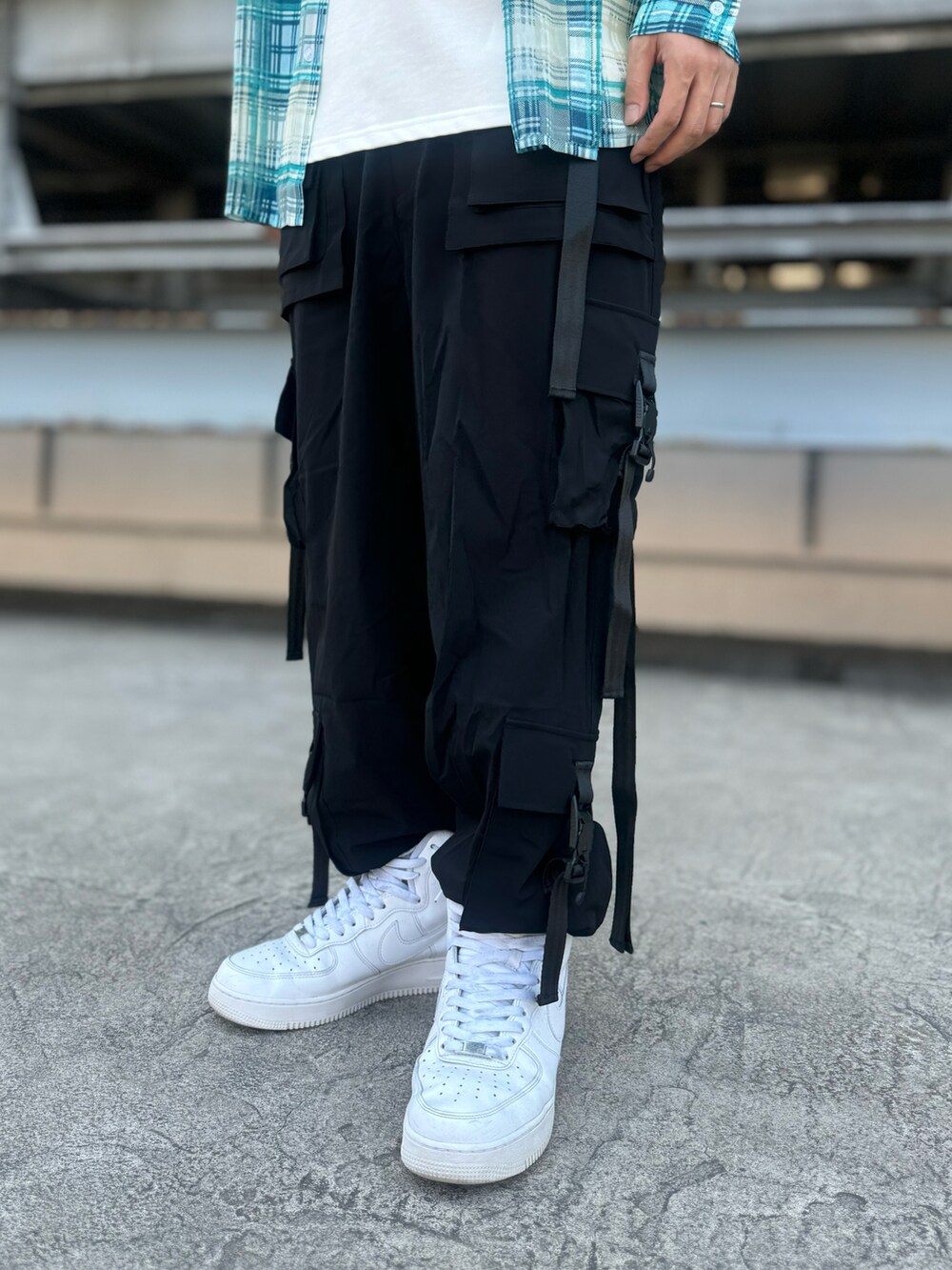 「オーバーサイズ、LHP、シャツコーデ、長袖シャツ、シフォン、whiteland、Danke schon、カーゴパンツ、ハイカットスニーカー、AF1、プリントT、白Tシャツ、今日のコーデ、フェスコーデ、レイヤードスタイル」｜「DANKE SCHONのDankeSchon/ダンケシェーン/PREMIUM撥水SN POCKET CARGO PANTS（カーゴパンツ、ブラック系）」を使った、山田 統生さん（メンズ・182cm）の夏コーディネートの3枚目の写真