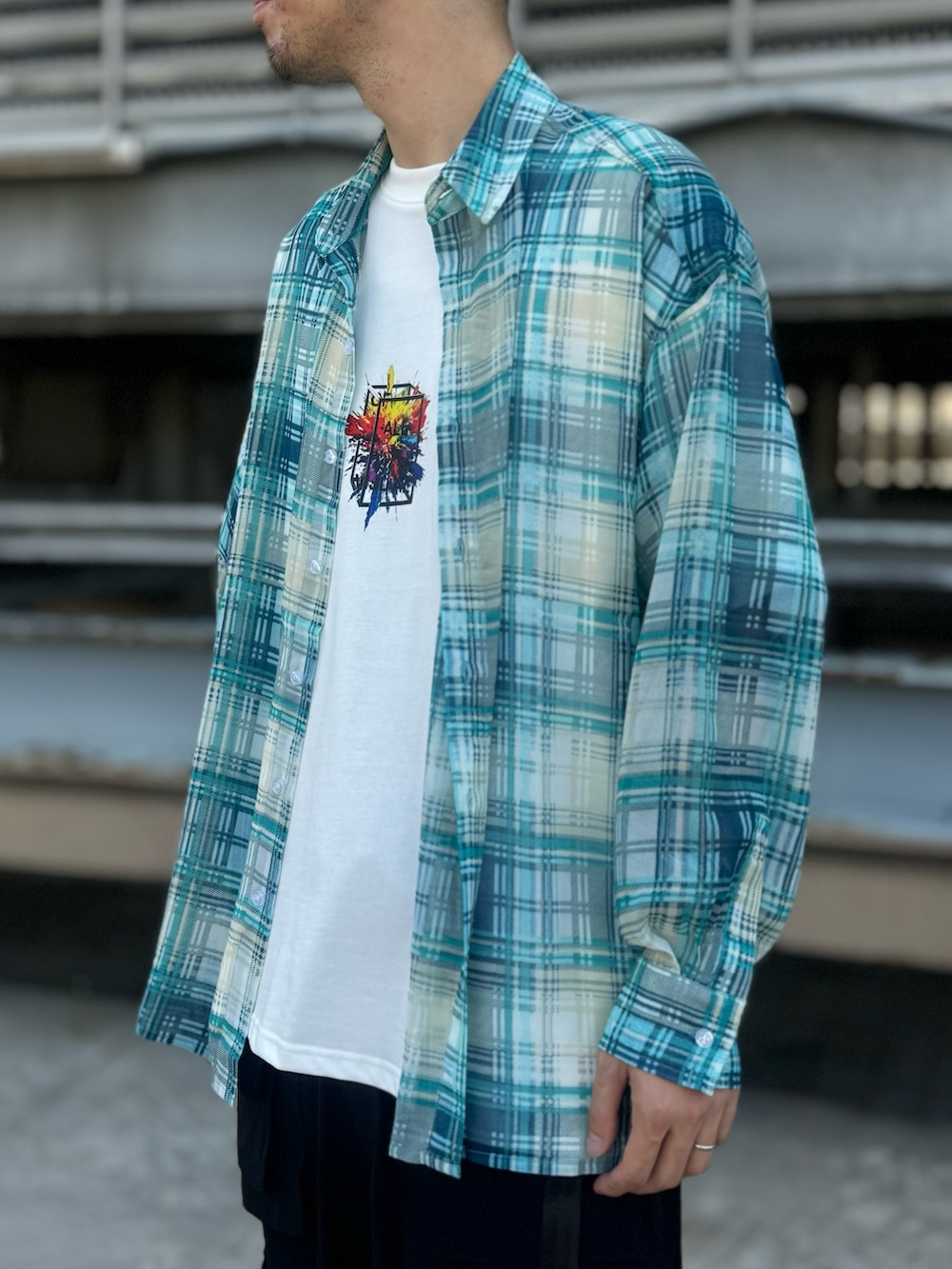 「オーバーサイズ、LHP、シャツコーデ、長袖シャツ、シフォン、whiteland、Danke schon、カーゴパンツ、ハイカットスニーカー、AF1、プリントT、白Tシャツ、今日のコーデ、フェスコーデ、レイヤードスタイル」｜「DANKE SCHONのDankeSchon/ダンケシェーン/PREMIUM撥水SN POCKET CARGO PANTS（カーゴパンツ、ブラック系）」を使った、山田 統生さん（メンズ・182cm）の夏コーディネートの2枚目の写真