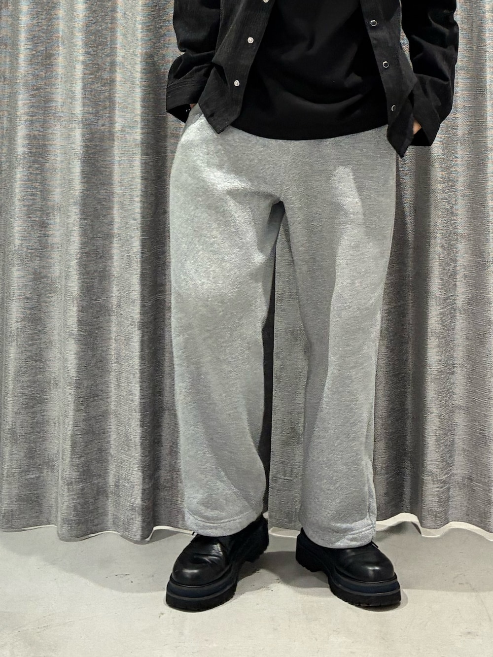 ブラック系のブーツを着用したメンズの冬コーディネートの8枚目の写真