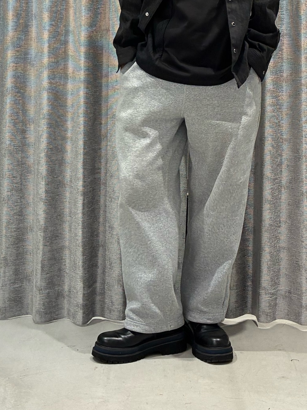 ブラック系のブーツを着用したメンズの冬コーディネートの3枚目の写真