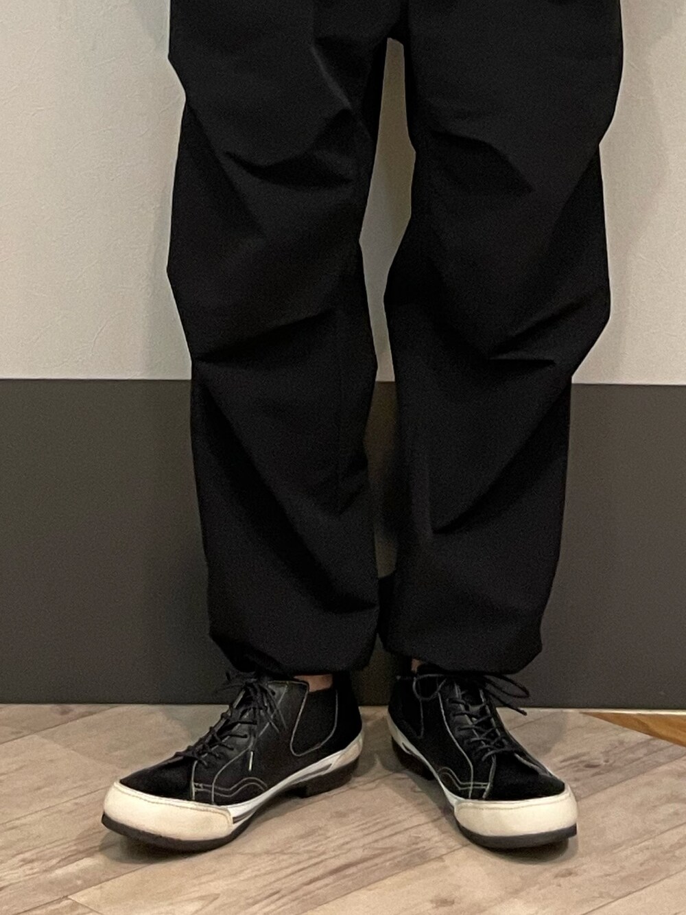 ブラック系のショルダーバッグ、ブラック系のスニーカー、グレー系のスニーカーを着用したメンズの秋コーディネートの2枚目の写真