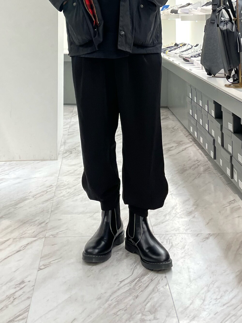 ブラック系のブーツを着用したメンズの夏コーディネートの2枚目の写真