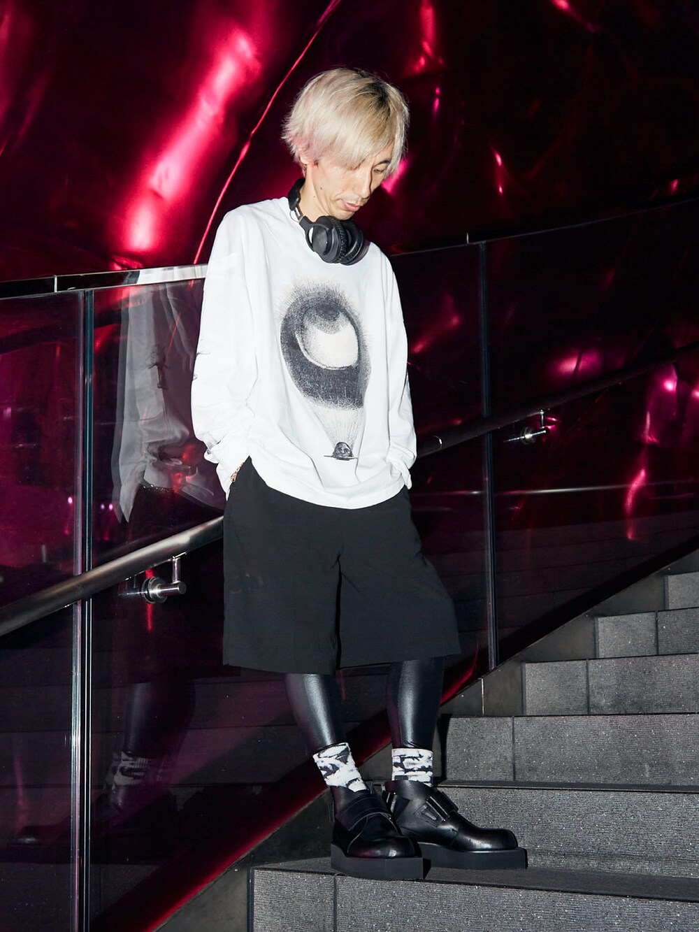 ブラック系のブーツを着用したメンズの秋コーディネートの2枚目の写真