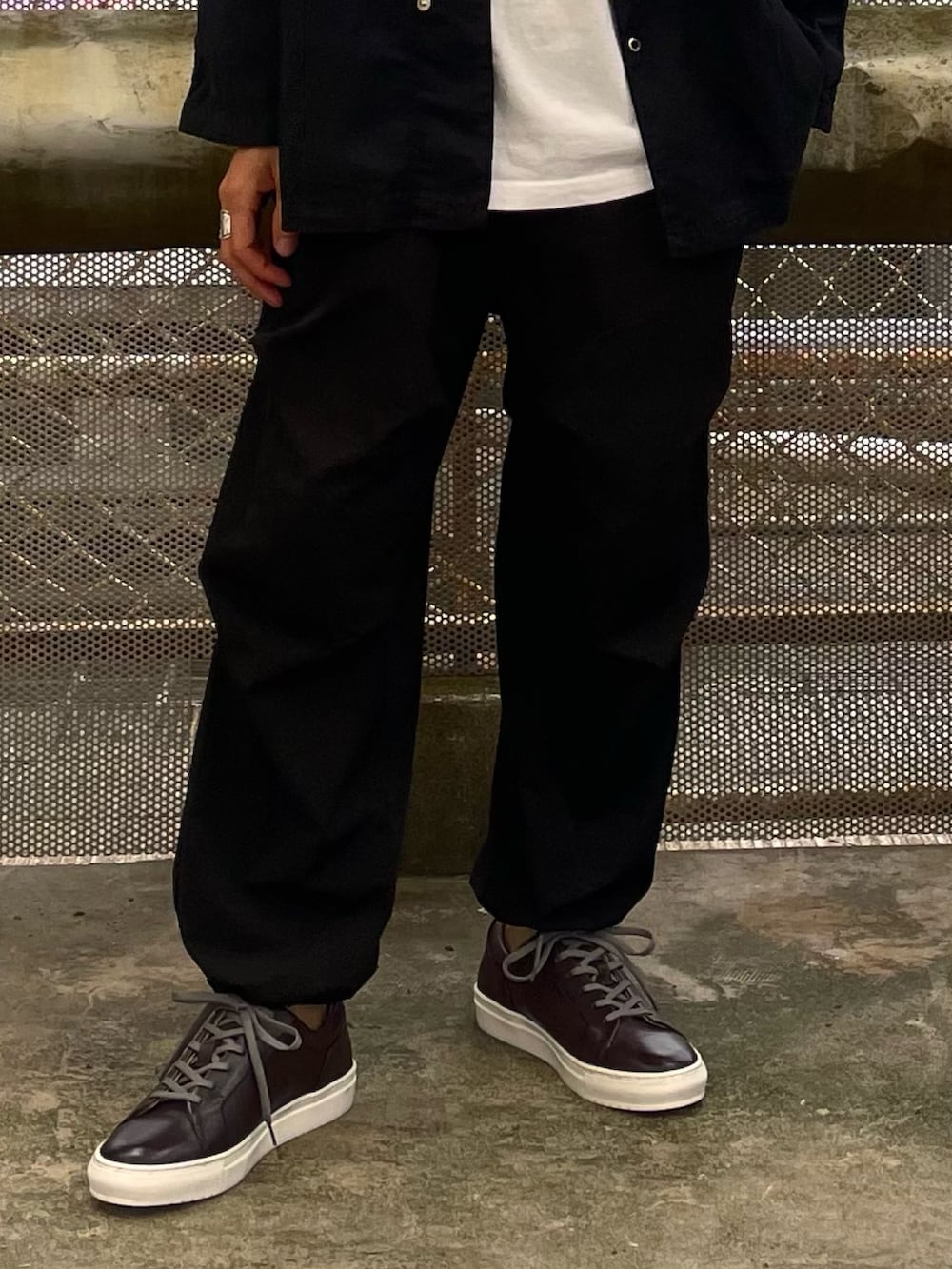 ブラック系のスニーカー、ブラウン系のスニーカー、ブラック系のスニーカーを着用したメンズの秋コーディネートの2枚目の写真