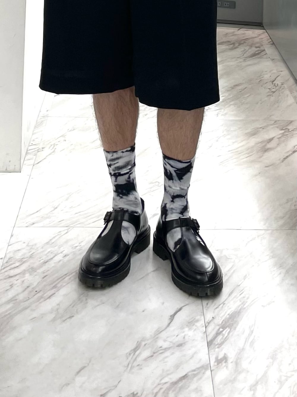 ブラック系のスリッポンを着用したメンズの秋コーディネートの2枚目の写真