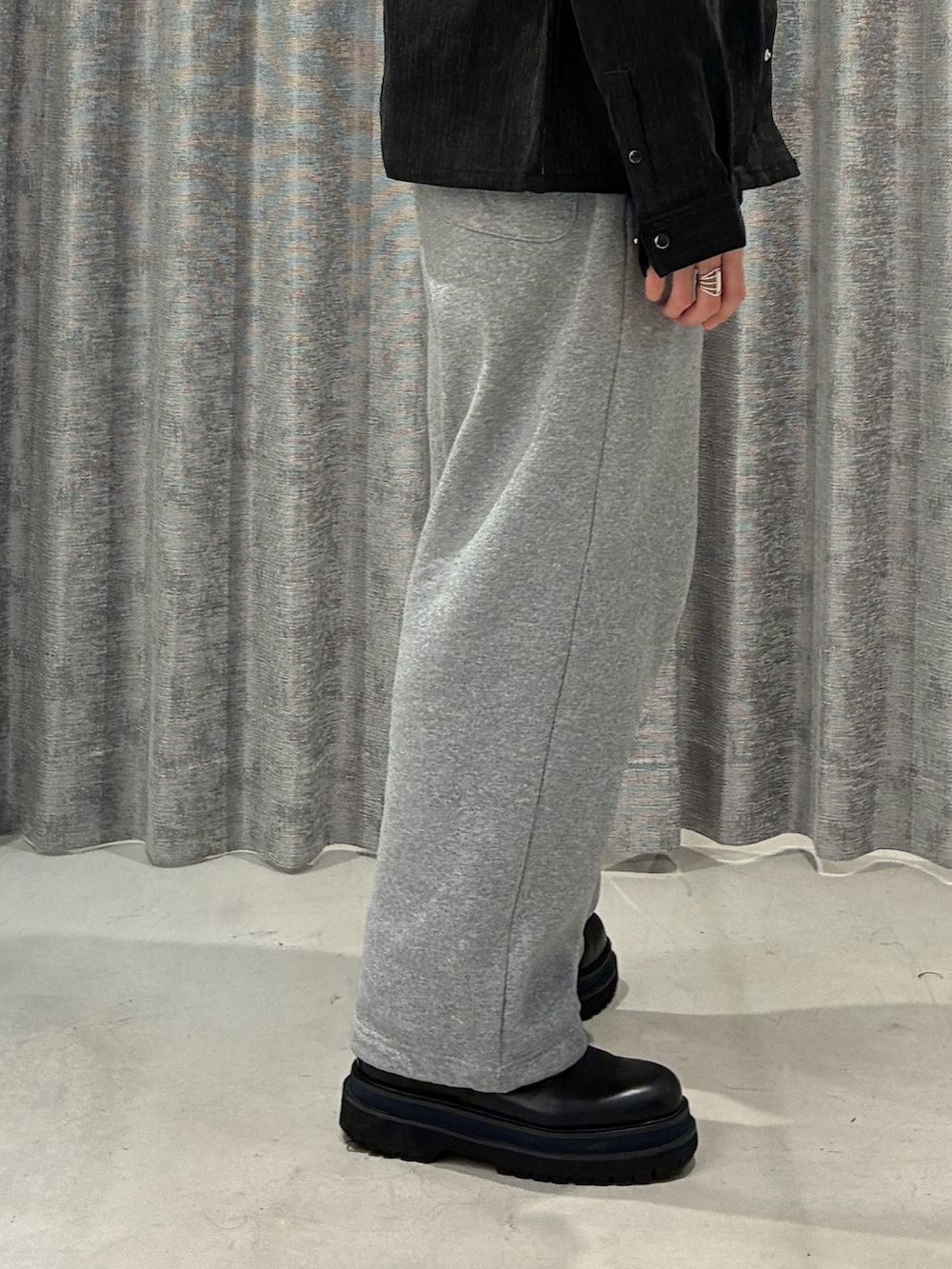 ブラック系のブーツを着用したメンズの冬コーディネートの7枚目の写真