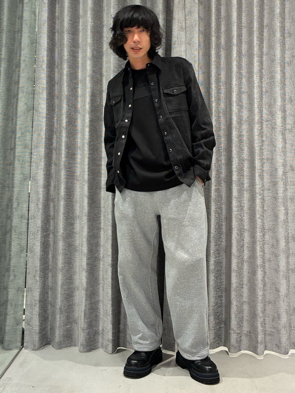 ブラック系のブーツを着用したメンズの冬コーディネートの2枚目の写真