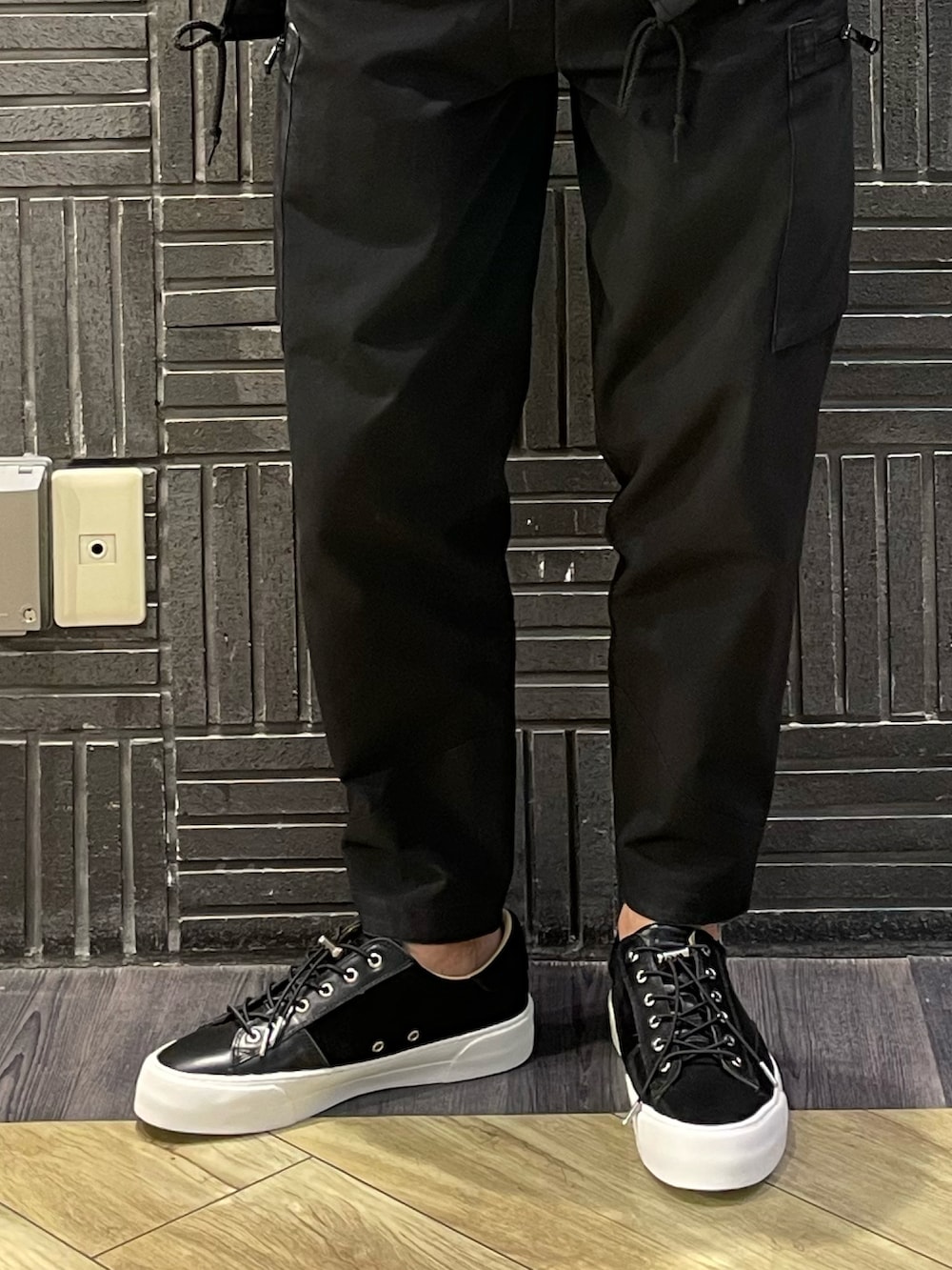 ブラック系のショルダーバッグ、ブラック系のスニーカーを着用したメンズの春コーディネートの2枚目の写真