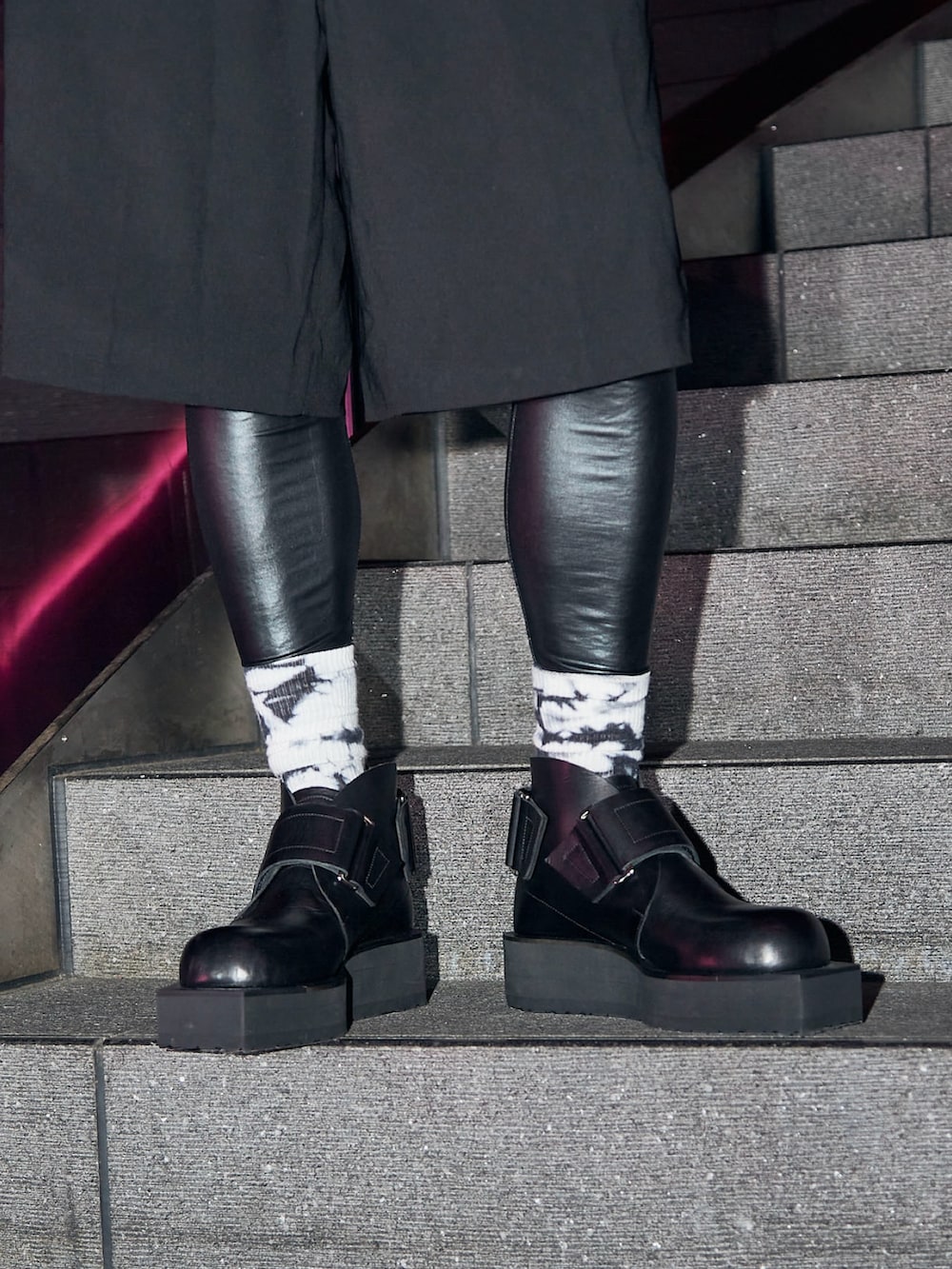 ブラック系のブーツを着用したメンズの秋コーディネートの3枚目の写真