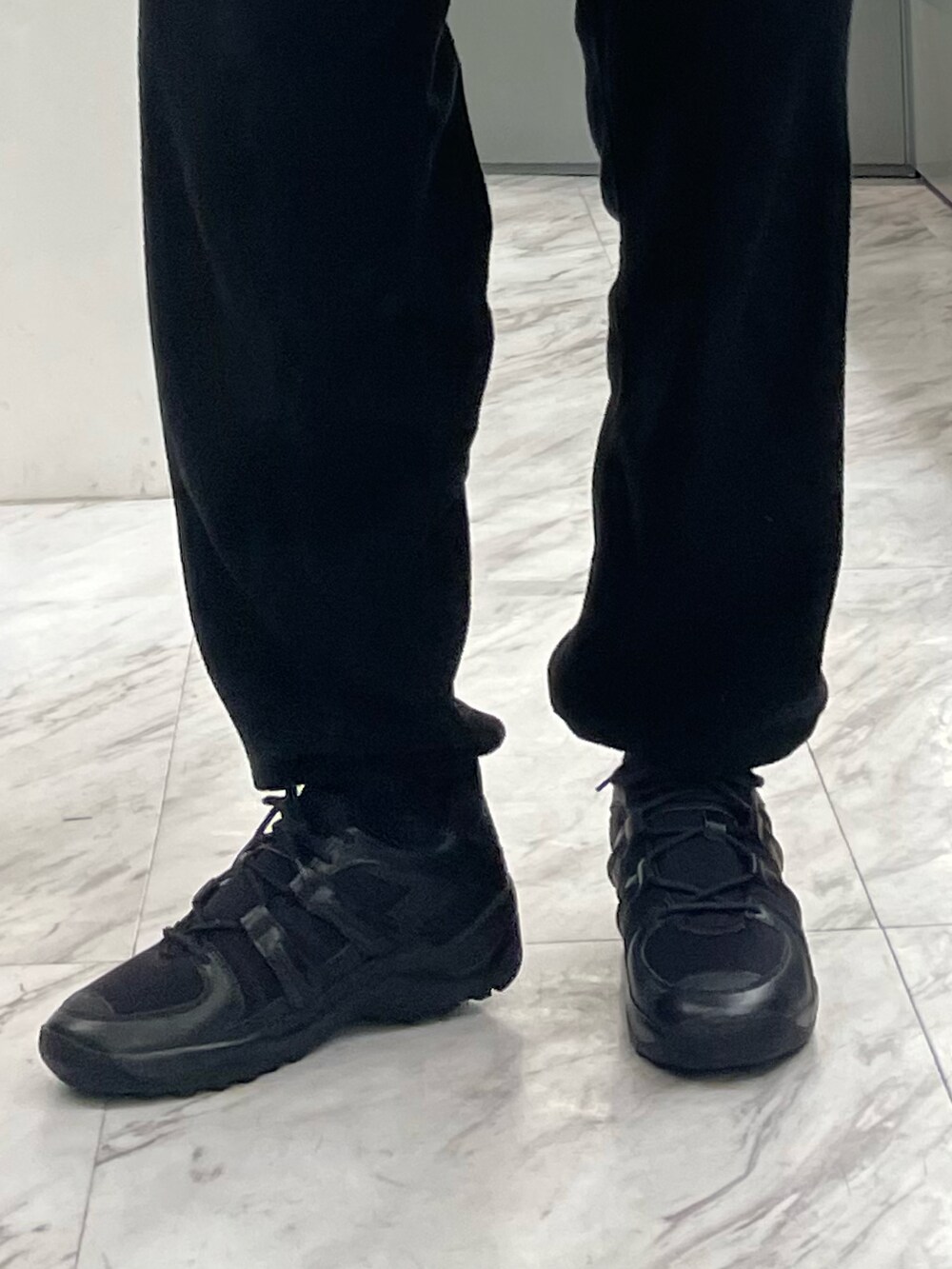 ブラック系のパンツ、ブラック系のスニーカー、ブラック系のハットを着用したメンズの冬コーディネートの2枚目の写真