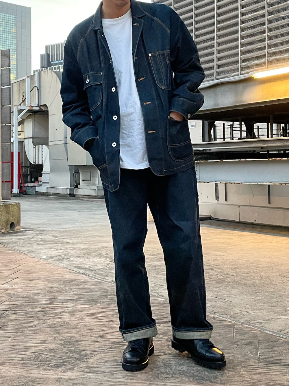 ブルー系のその他アウター、ブルー系のデニムパンツ、ブラック系のスニーカーを着用したメンズの冬コーディネートの4枚目の写真