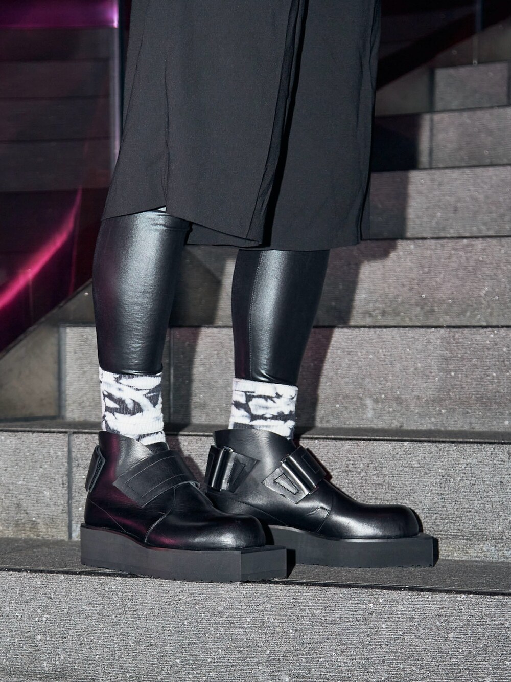 ブラック系のブーツを着用したメンズの秋コーディネートの4枚目の写真