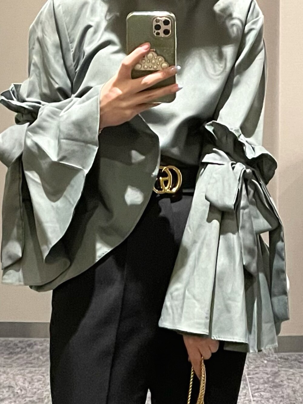 「GUCCI、オトナカジュアル、パンタロン、フレアパンツ、ブーツ、カーキ、ボリューム袖、グリーン、ハイブランド、ハイウエスト、オトナ女子、韓国ファッション、骨格ウェーブ、巾着バッグ」｜「GUCCIのGucci GG Marmont 2.0 Mini Leather Bucket Bag（ショルダーバッグ、ブラック系）」を使った、ＳＹＵ☁️気象予報士さん（レディース・161cm）の冬コーディネートの2枚目の写真