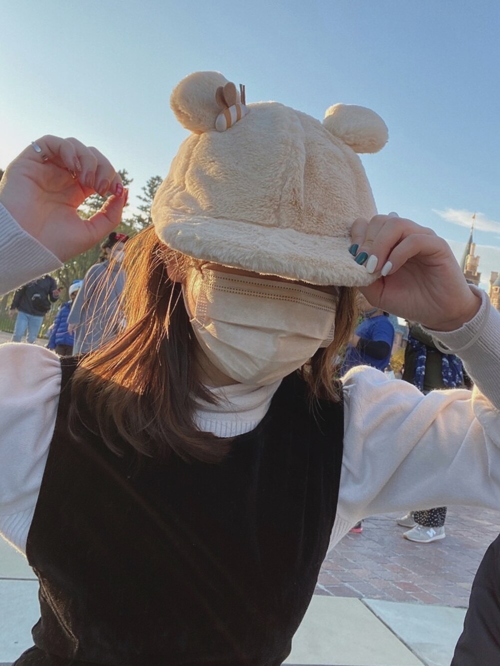 ブラウン系のバッグ、ホワイト系のニット/セーター、ブラック系のワンピース/ドレスを着用したレディースの冬コーディネートの3枚目の写真