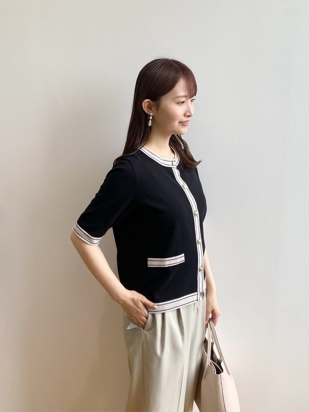 ブラック系のカーディガン/ボレロ、ベージュ系のその他パンツ、ベージュ系のトートバッグを着用したレディースの春コーディネートの7枚目の写真