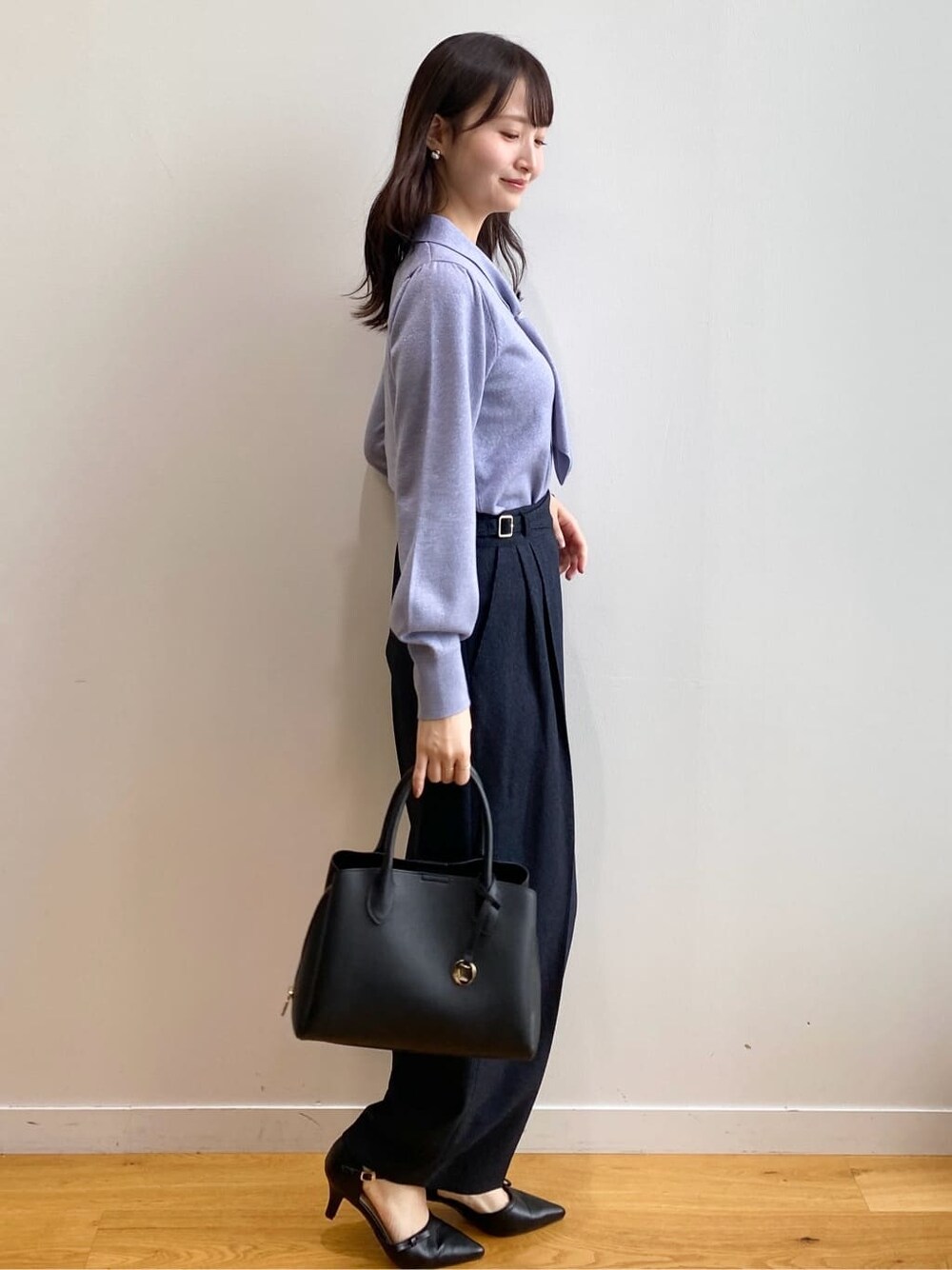 ブルー系のニット/セーター、ブルー系のその他パンツ、ブラック系のボストンバッグを着用したレディースの秋コーディネートの3枚目の写真