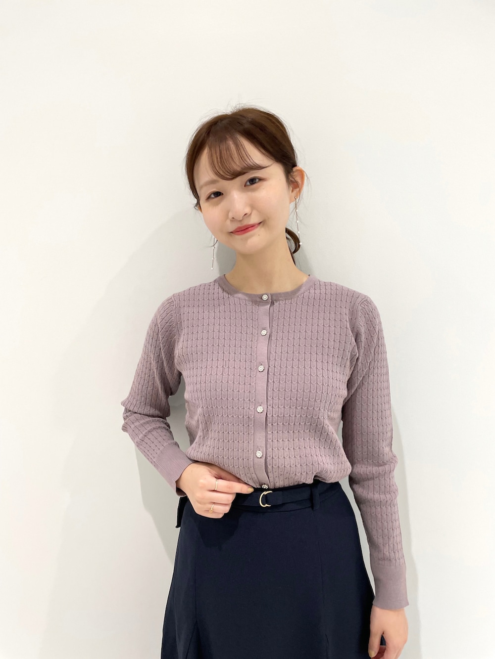 「カーディガン、スカート、ブーツ、ピンク、ネイビー、ショートブーツ、プチプラ、きれいめカジュアル、プチプラコーデ、オフィスカジュアル、インデックス、INDEX、白ブーツ、OPAQUE.CLIP、オペークドットクリップ」｜「OPAQUE.CLIPのミニボストンバッグ【2WAY】（ボストンバッグ、ホワイト系）」を使った、みさかさん（レディース・158cm）の秋コーディネートの3枚目の写真