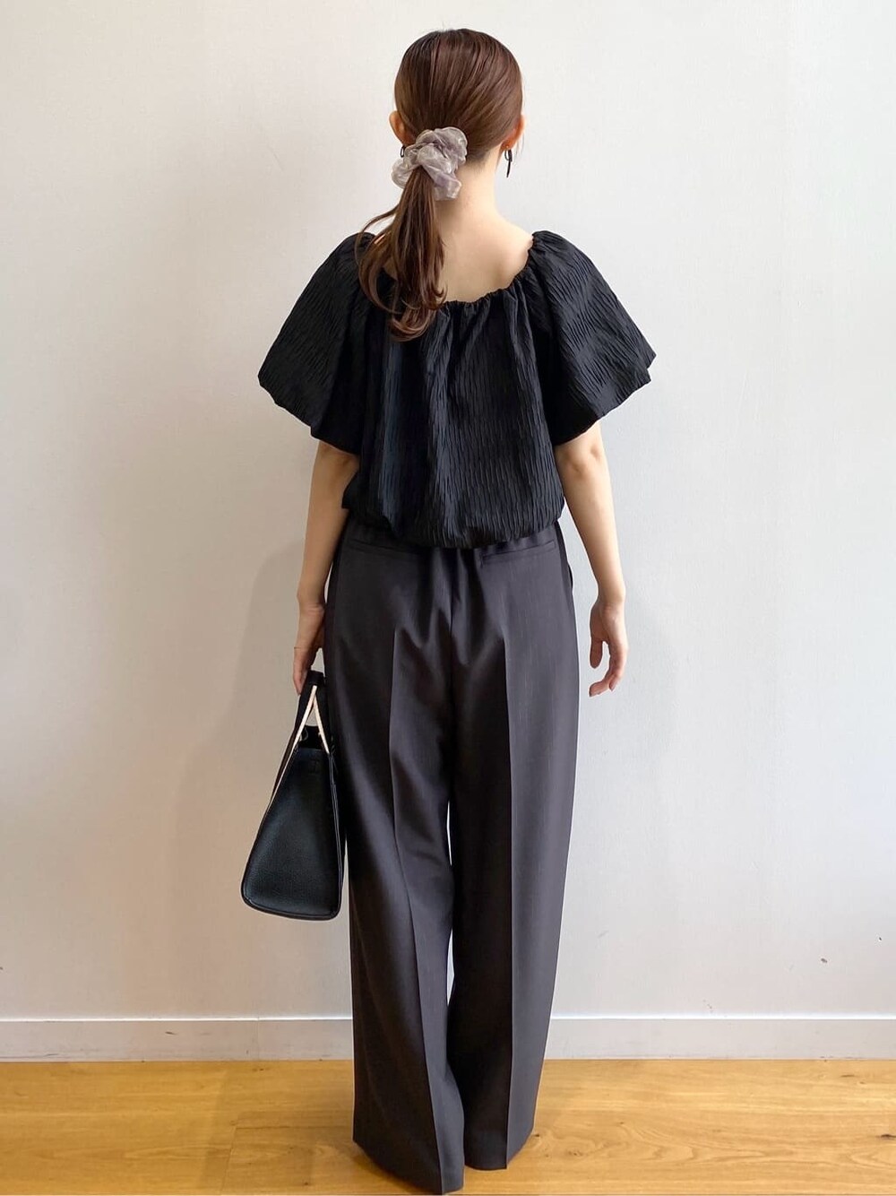 ブラック系のシャツ/ブラウス、グレー系のその他パンツ、ブラック系のトートバッグを着用したレディースの夏コーディネートの4枚目の写真