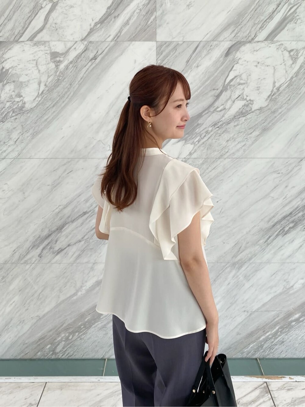ホワイト系のシャツ/ブラウス、グレー系のその他パンツ、ブラック系のトートバッグを着用したレディースの夏コーディネートの8枚目の写真