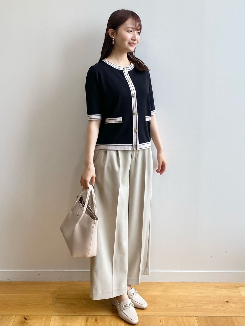 ブラック系のカーディガン/ボレロ、ベージュ系のその他パンツ、ベージュ系のトートバッグを着用したレディースの春コーディネートの2枚目の写真