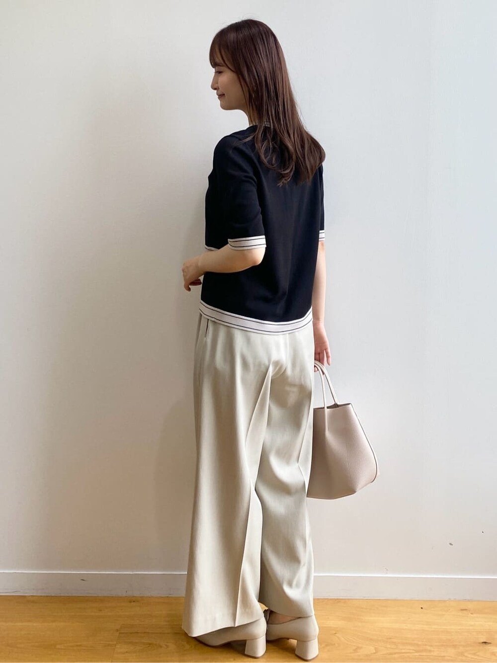 ブラック系のカーディガン/ボレロ、ベージュ系のその他パンツ、ベージュ系のトートバッグを着用したレディースの春コーディネートの5枚目の写真